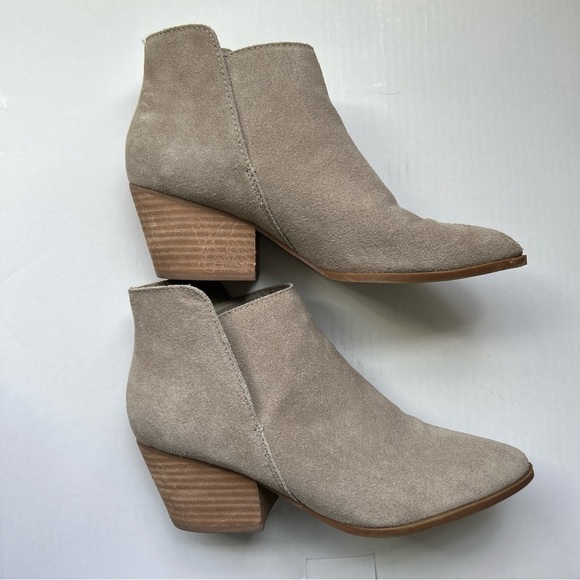 Dolce Vita Daine Bootie in Sage Size 8 Taupe Tan Grey Suede Ankle Boot Classic - Picture 3 of 12